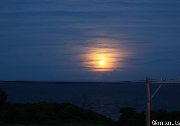 海に暮れる満月